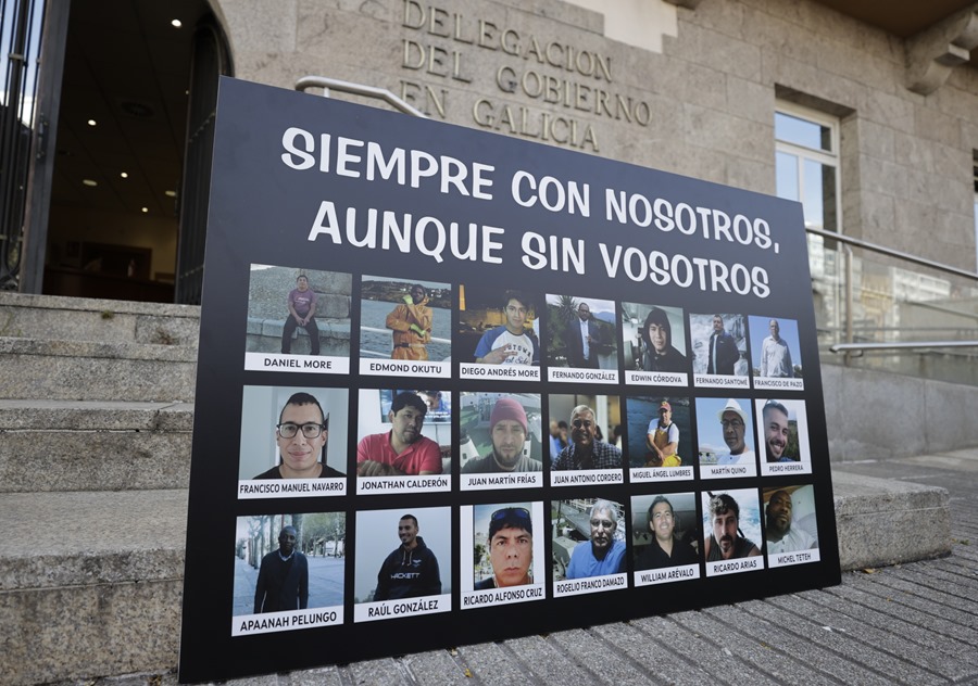 Pancarta con fotografías de las víctimas del naufragio del pesquero 'Villa de Pitanxo'.