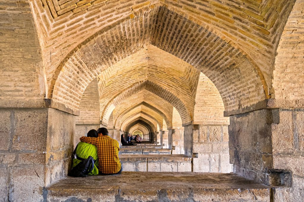 Una pareja se abraza bajo un puente en la ciudad de Isfahan en Irán.