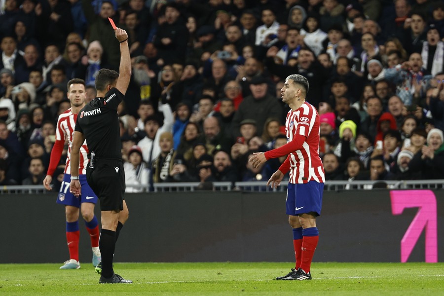 Gil Manzano muestra tarjeta roja al delantero argentino del Atlético de Madrid Ángel Correa 
