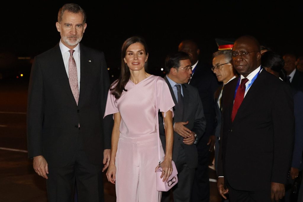 Los reyes Felipe y Letizia, fueron recibidos por el ministro de Exteriores angoleño, Téte António (d), a su llegada este lunes a Luanda.