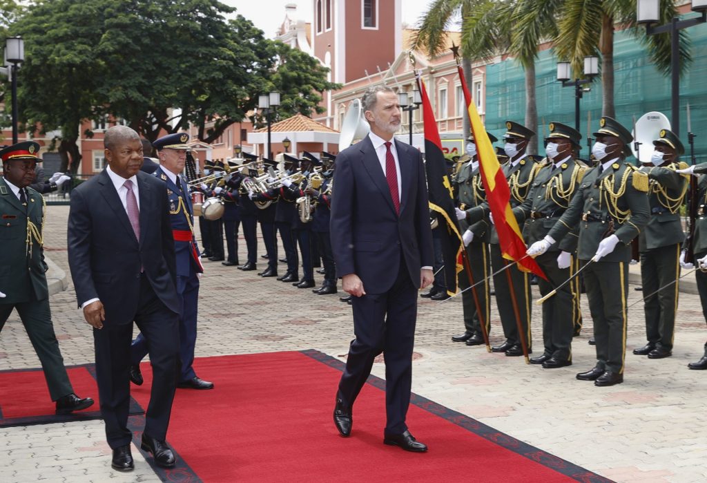 El presidente de Angola, João Lourenço (i), ha recibido con honores al rey de España, Felpe VI, este martes en el palacio presidencial de la capital angoleña, Luanda, al comienzo de la visita de Estado de Felipe VI y la reina Letizia.  EFE/ Casa de S.M. El Rey 