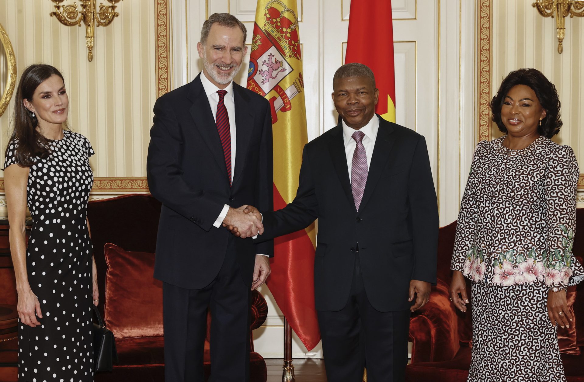 El presidente de Angola, João Lourenço (2d), acompañado por su esposa, Ana Afonso Dias (d), da la bienvenida a los reyes de España, Felipe y Letizia, en el palacio presidencial de la capital angoleña, Luanda, al comienzo de su visita de Estado a la antigua colonia portuguesa.