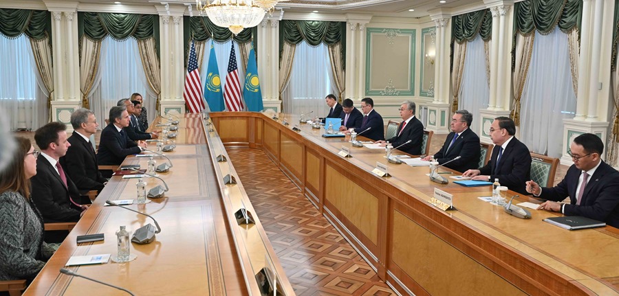 Imagen de la reunión entre el presidente kazajo, Kasim-Yomart Tokáyev (3d) y el secretario de Estado de EEUU, Antony Blinken (4i), este martes en Astaná. 