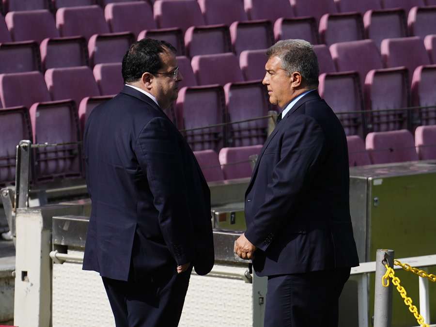 El presidente del FC Barcelona, Joan Laporta, junto al conseller de Interior, Joan Ignasi Elena, durante la presentación del sistema Kuppel, donde trato el caso Negreira. 
