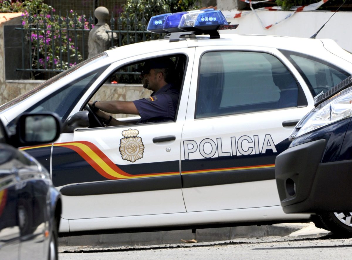 Un coche de la Policía Nacional, que hoy ha detenido a 64 ultras que participaron en una pelea entre hinchas del Burgos y Zaragoza