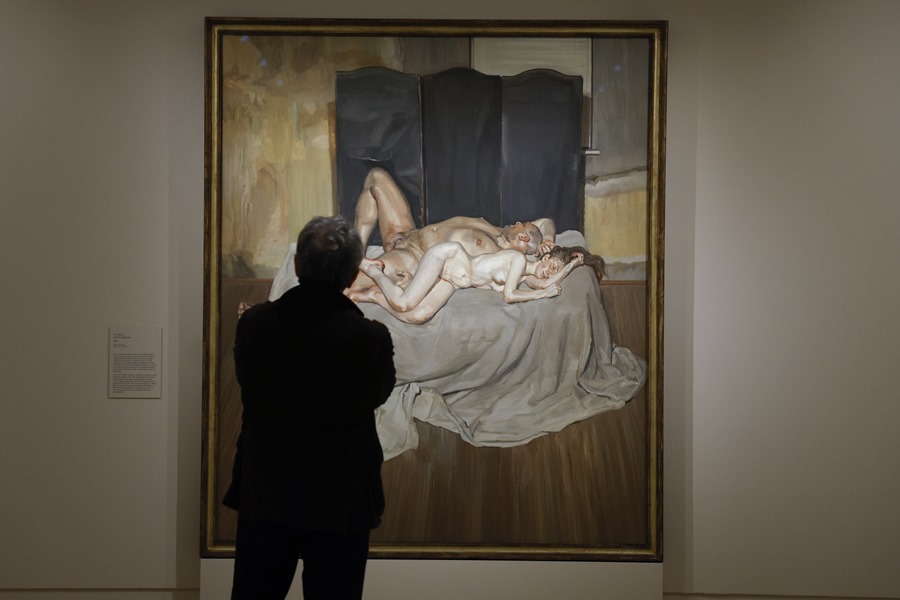 Un hombre visita la retrospectiva "Lucian Freud. Nuevas Perspectivas", en el Museo Nacional Thyssen-Bornemisza. 