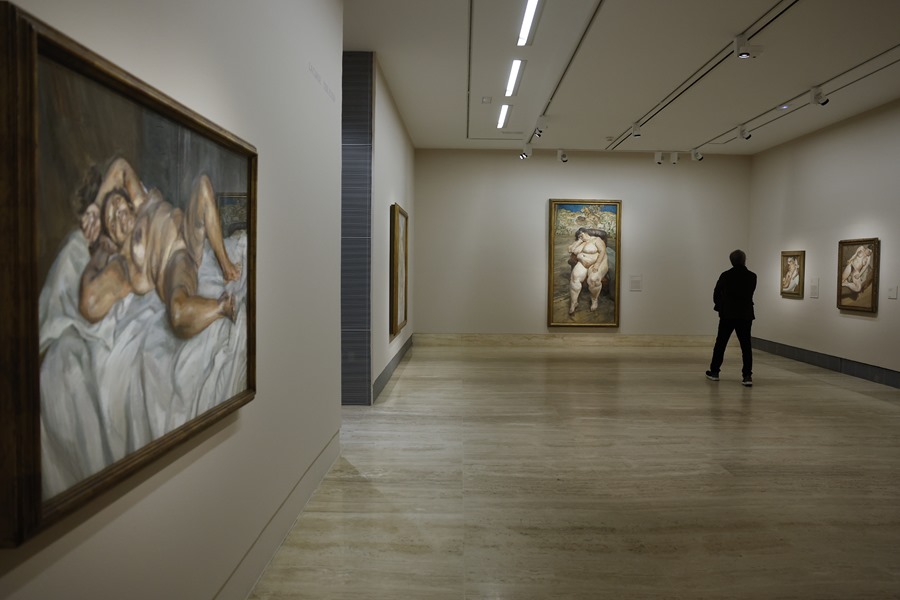 Un hombre visita la retrospectiva "Lucian Freud. Nuevas Perspectivas", en el Museo Nacional Thyssen-Bornemisza.