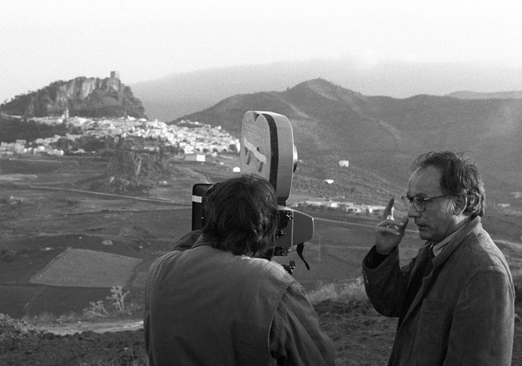 El director español de cine Mario Camus (d) durante el rodaje de la película "La casa de Bernarda Alba", en 1986. 