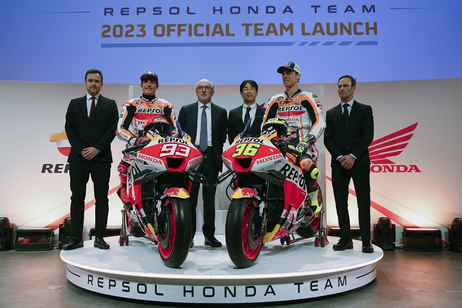 Foto de familia de la presentación oficial del equipo Repsol Honda para el campeonato del mundo de MotoGP de 2023, este miércoles, en Madrid. 