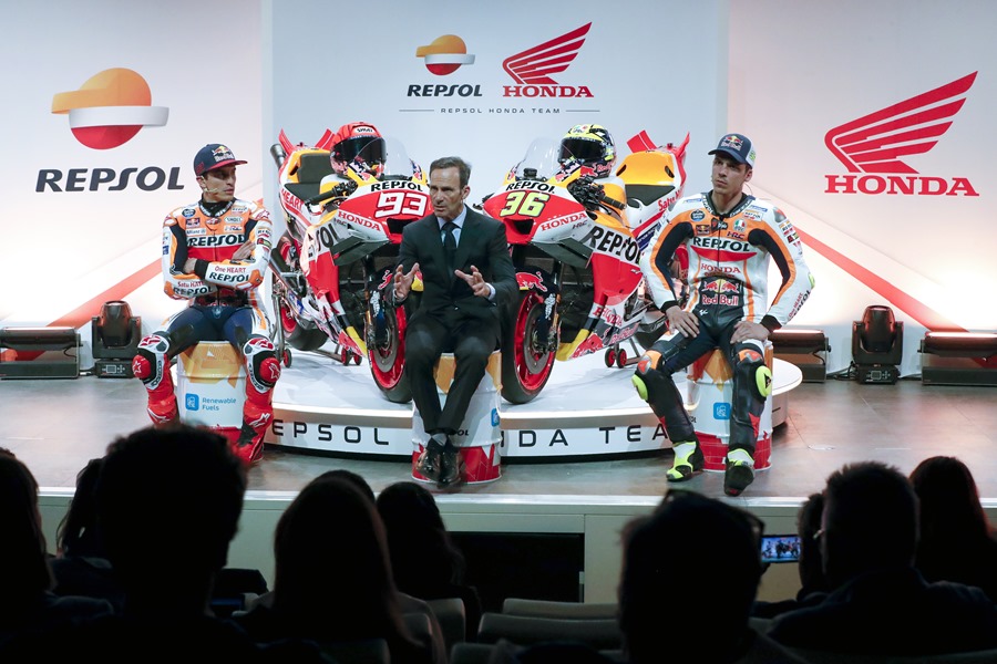 Los pilotos de MotoGP Marc Márquez (i) y Joan Mir escuchan la intervención del director deportivo del equipo Repsol Honda, Alberto Puig (c), durante la presentación oficial del equipo Repsol Honda.