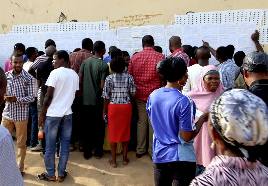 Un grupo de personas comprueba sus datos en el censo, en unas elecciones generales en Abuja (Nigeria). 