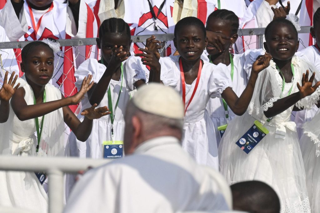 Jóvenes aplauden al Papa Francisco a su llegada a la misa que ha concelebrado en el aeropuerto Ndolo de la ciudad de Kinshasa, este martes.