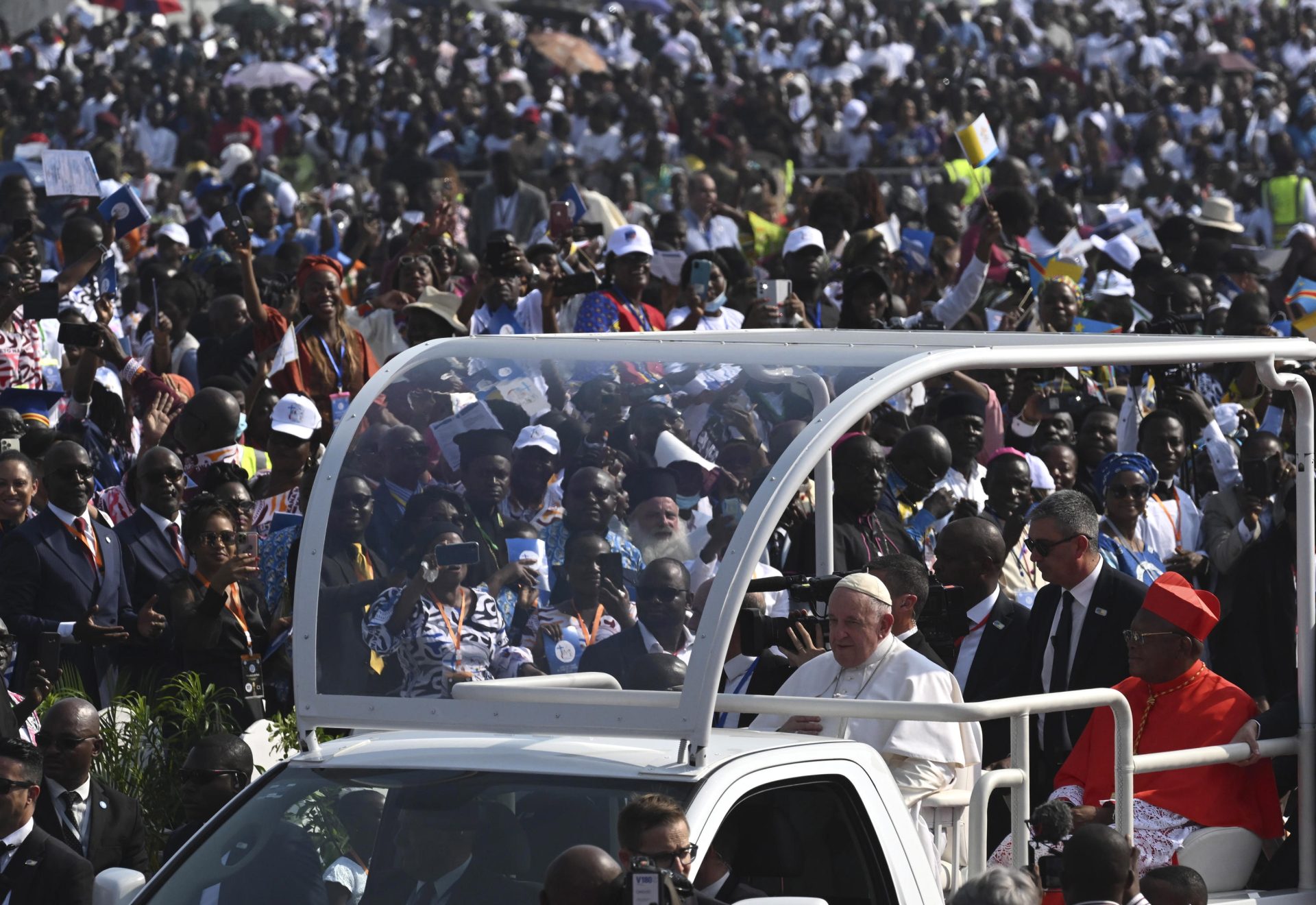 El papa Francisco saludado por la multitud a su llegada al aeropuerto de Ndolo, en Kinshasa. donde este martes ha oficiado una misa. Francisco está en viaje apostólico en la RD del Congo.