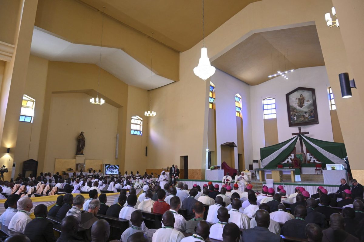 El papa pide al clero de Sudán del Sur que se ensucie las manos por la gente.