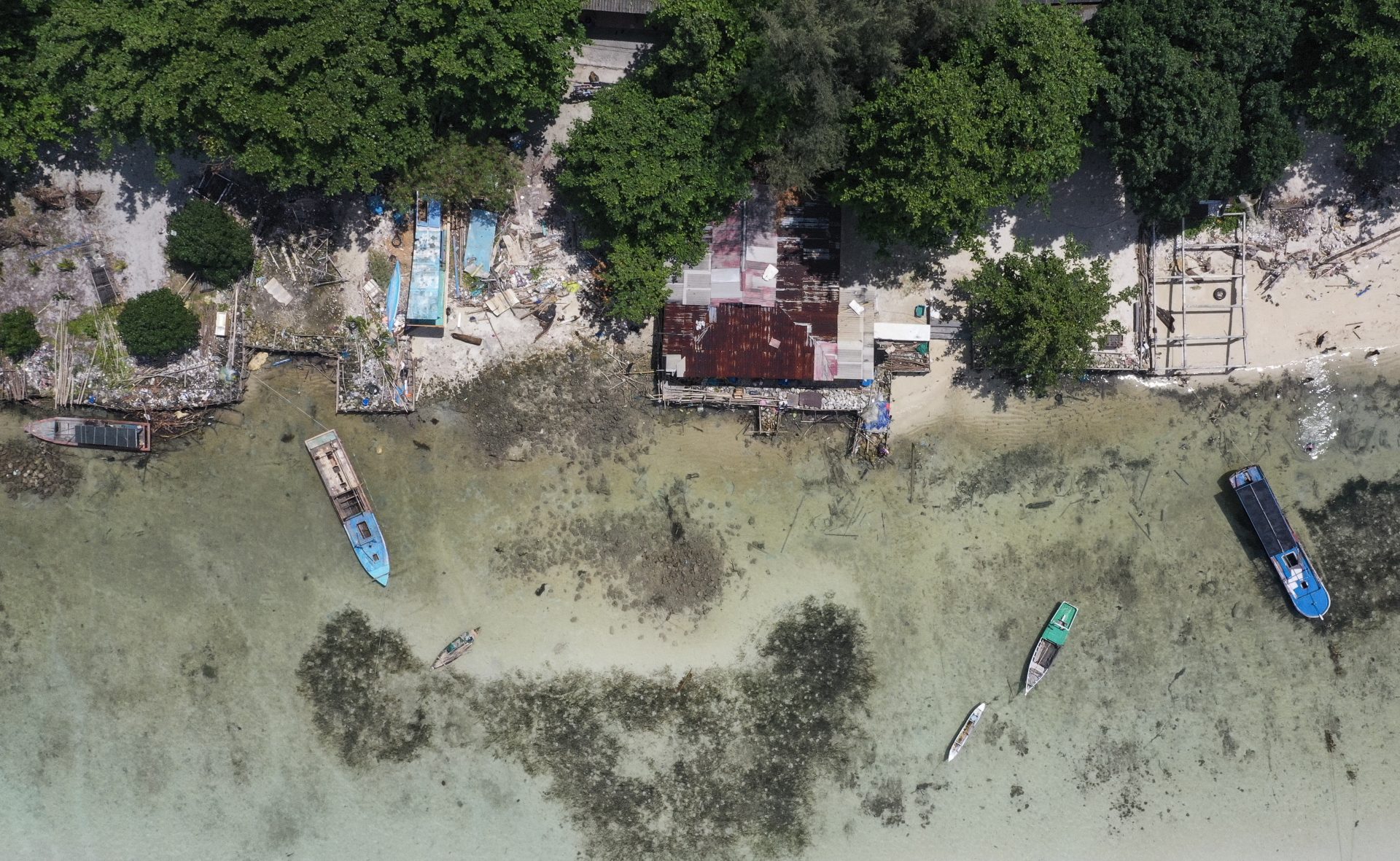 Una foto tomada con drones muestra barcos de pesca anclados en la playa en la isla de Pari, Yakarta, Indonesia,