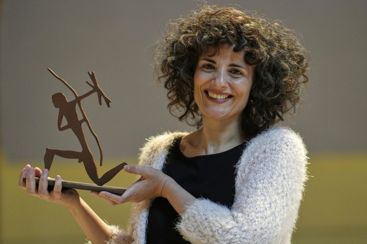 La escritora cordobesa Rosario Villajos posa para la prensa gráfica tras ganar este lunes el 65 Premio Biblioteca Breve.