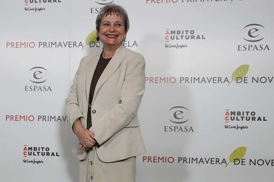 La escritora malagueña Elvira Roca Barea posa tras ganar el Premio Primavera de Novela 2023.