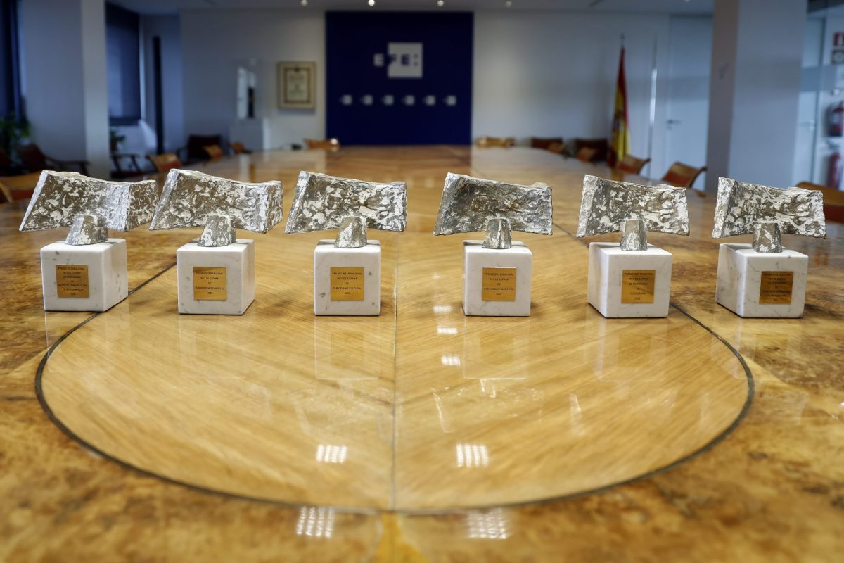 Esculturas de bronce de los Premios Internacionales Rey de España de Periodismo 2022.