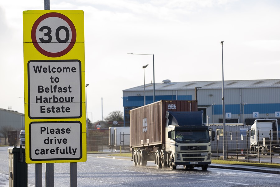 Un camión pasa junto a un cartel que da la bienvenida a los conductores a Belfast Harbour Estate en Belfast, Irlanda del Norte. 
