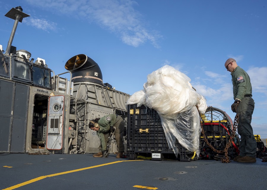 Imagen facilitada por la Marina de los EE. UU. que muestra los restos de un supuesto globo espía chino que sobrevolaba el espacio aereo estadounidense y que fue derribado el pasado 4 de febrero sobre el océano Atlántico.