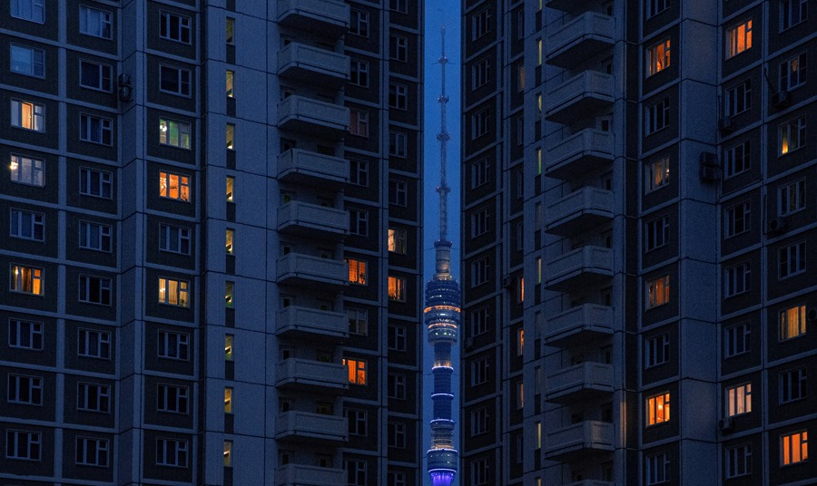 Vista de la torre de radio y televisión Ostankino entre dos edificios de apartamentos en Moscú