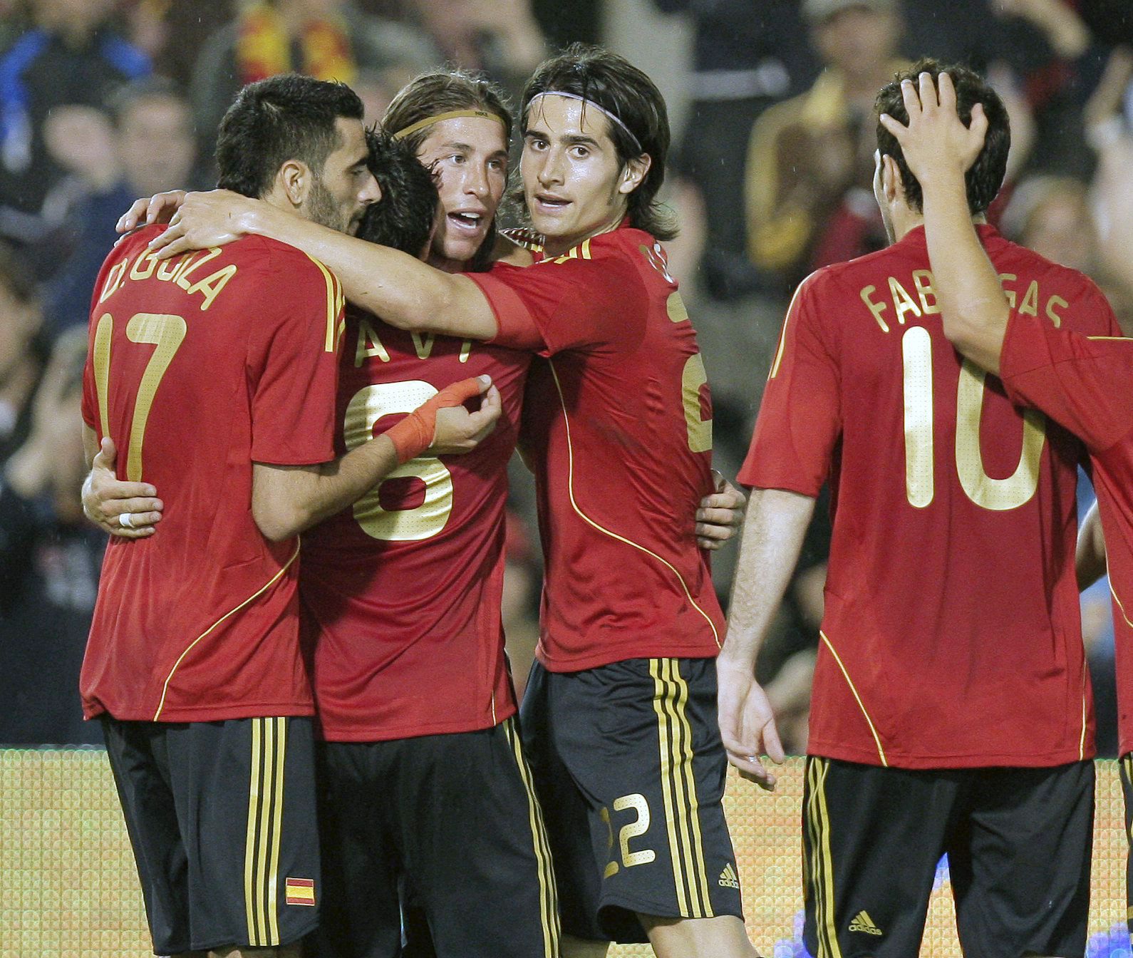 Los jugadores de la selección española felicitan a Xavi (2-i, de espaldas) tras marcar ante Estados Unidos, durante el partido amistoso que se está jugando esta noche en el estadio de El Sardinero. EFE/Juan Carlos Cárdenas.