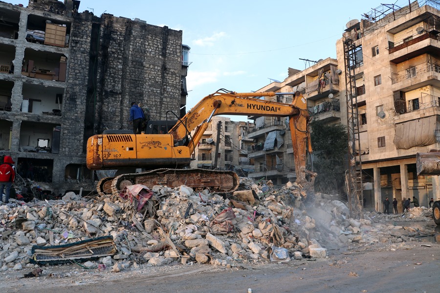 Operaciones de rescate entre los escombros de una casa derrumbada en el barrio Masharqa de Alepo, Siria.  