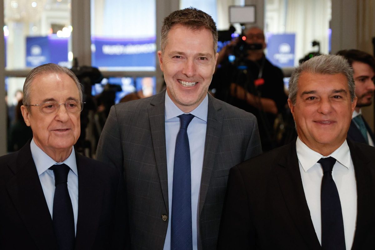 Bernd Reichart (c), CEO de A22 Sports Management, sociedad promotora de la Superliga, junto al presidente del Real Madrid, Florentino Pérez (i), el presidente del Fútbol Club Barcelona, Joan Laporta.
