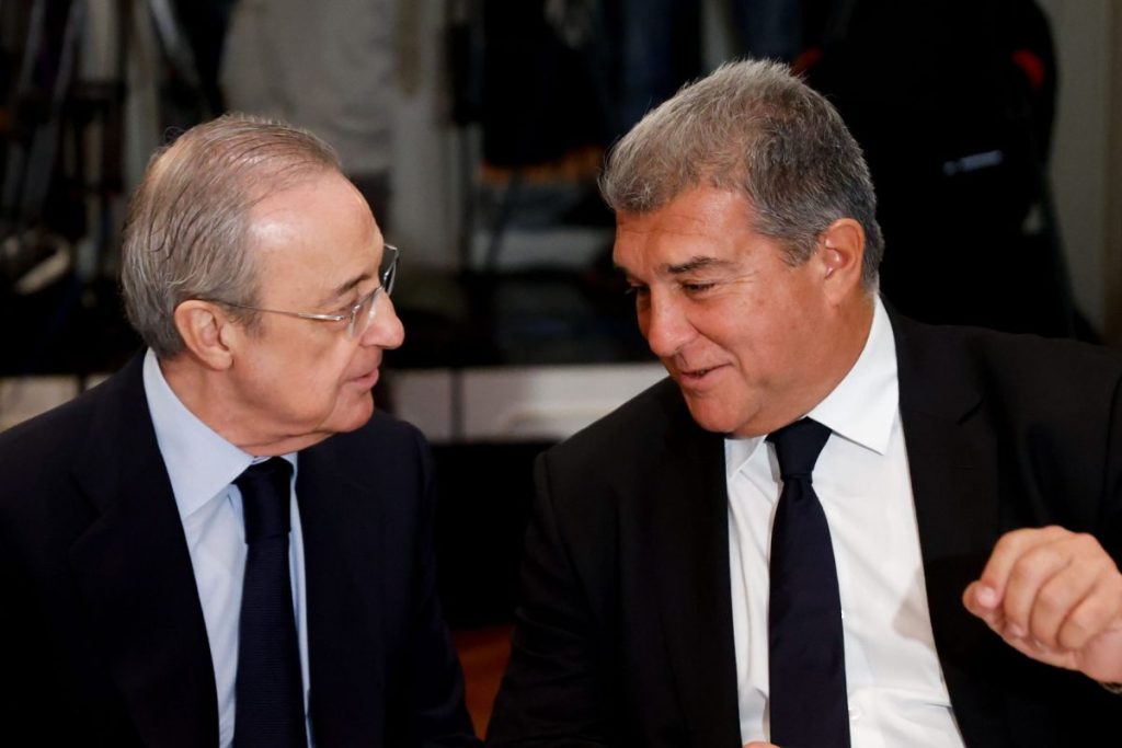 El presidente Real Madrid, Florentino Pérez (i), conversa con el presidente del Fútbol Club Barcelona, Joan Laporta. Desgranamos las claves de la Superliga
