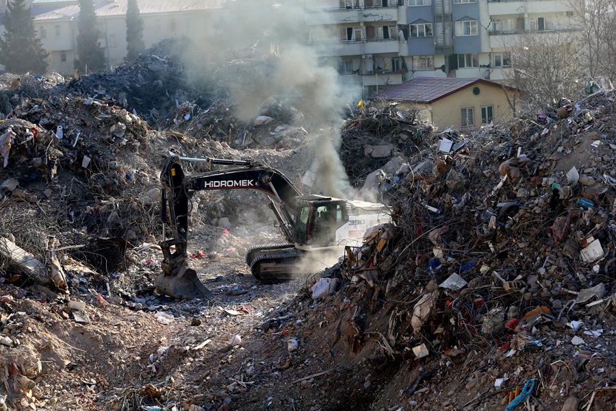 Una excavadora trabaja en medio de varios edificios derrumbados en Kahramanmaras, Turquía, tras el terremoto del pasado 6 de febrero