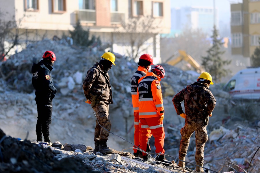 Miembros de un equipo de búsqueda y rescate trabajan en una zona de edificios derrumbados por el terremoto en Kahramanmaras, Turquía.