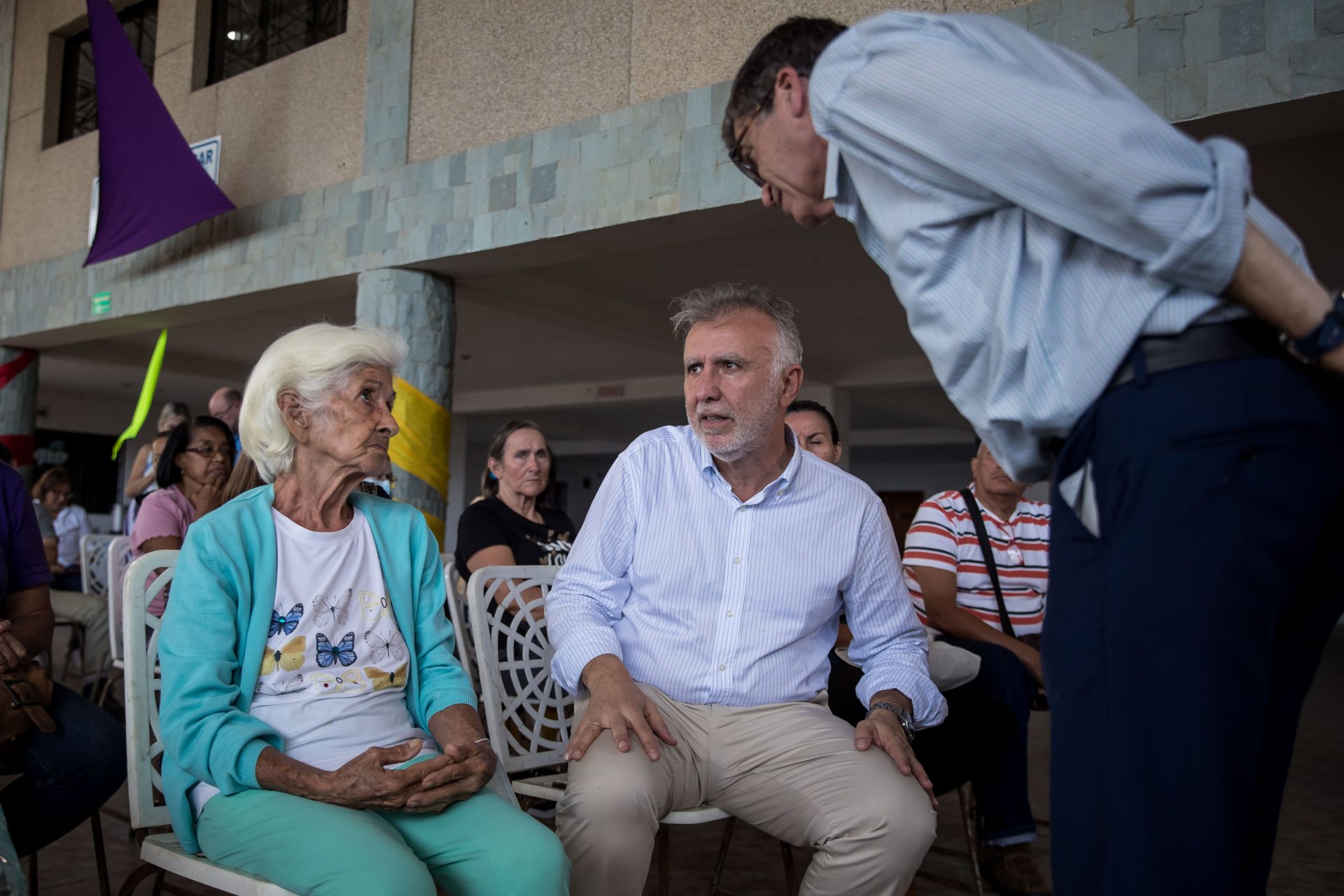 El presidente de Canarias, Ángel Víctor Torres (c), habla con varias personas durante un recorrido por las instalaciones de la Unión Canaria, en La Guaira (Venezuela). EFE/Miguel Gutiérrez