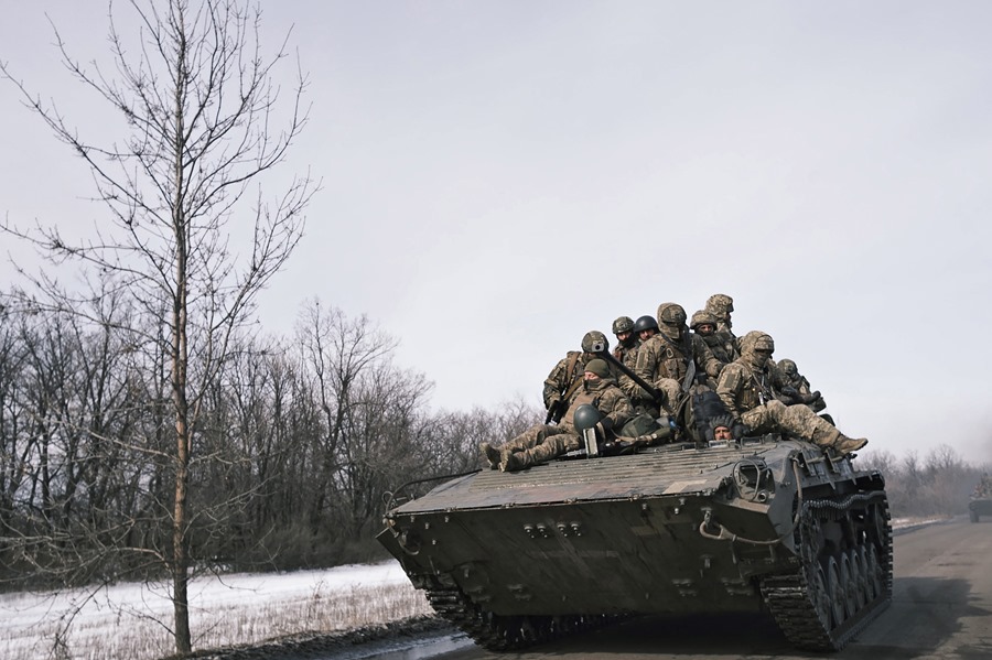 Militares ucranianos se desplazan en un tanque por una carretera en Bakhmut (Ucrania).