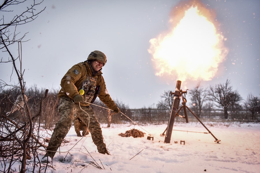 Un militar ucraniano de la 24 brigada mecanizada dispara un mortero hacia posiciones rusas, en un lugar no revelado en Donetsk, este de Ucrania.