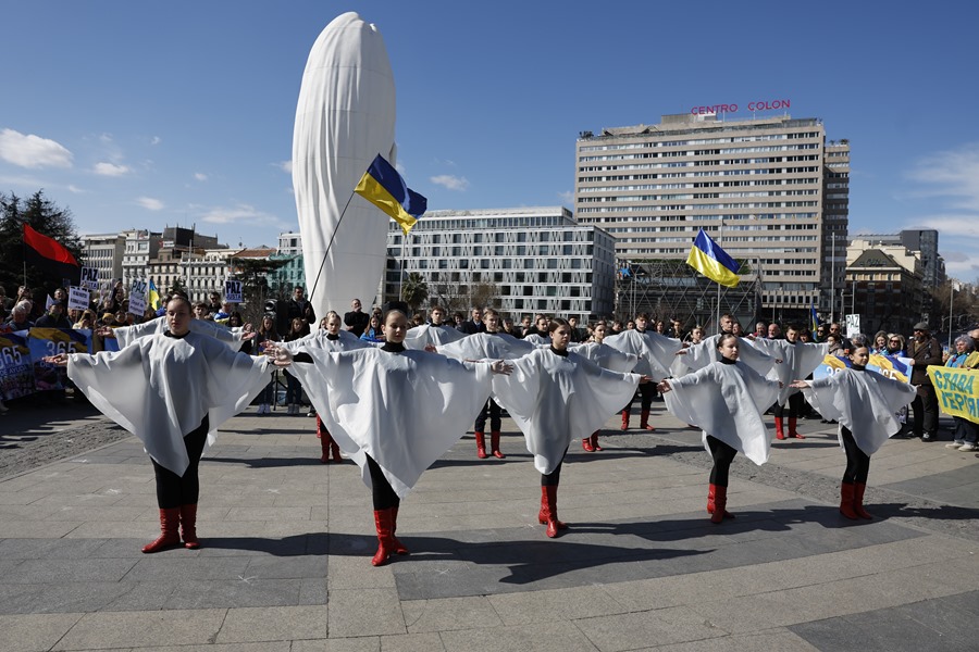Un millar de ucranianos piden paz para Ucrania en Madrid