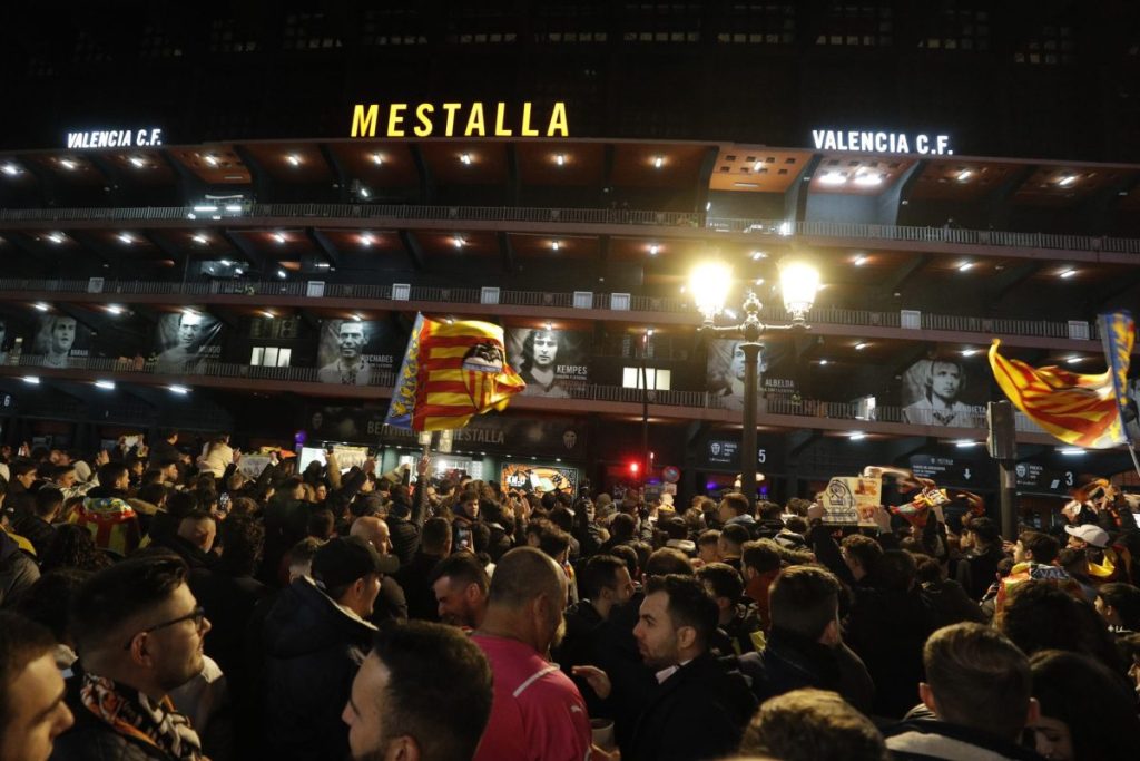 Unos 15.000 aficionados del Valencia piden la marcha de Peter Lim en los aldeaños de Mestalla