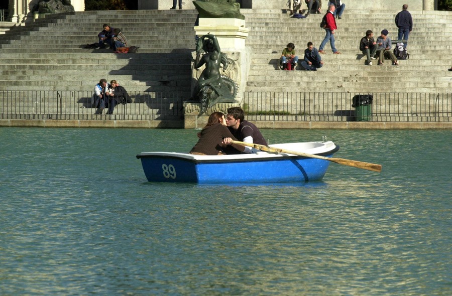 Una pareja de jóvenes se besan mientras navegan en una barca por el estanque del parque del Retiro, en Madrid. Las agencias matrimoniales en tiempos de Tinder