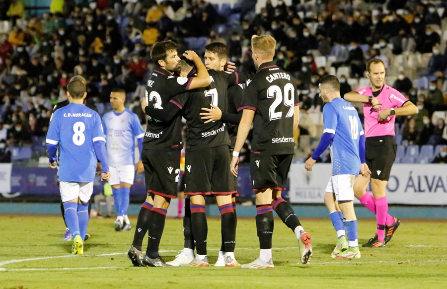 Los jugadores del Levante celebran uno de los goles ante el Huracán Melilla, en el partido que LaLiga denuncia por un posible amaño.