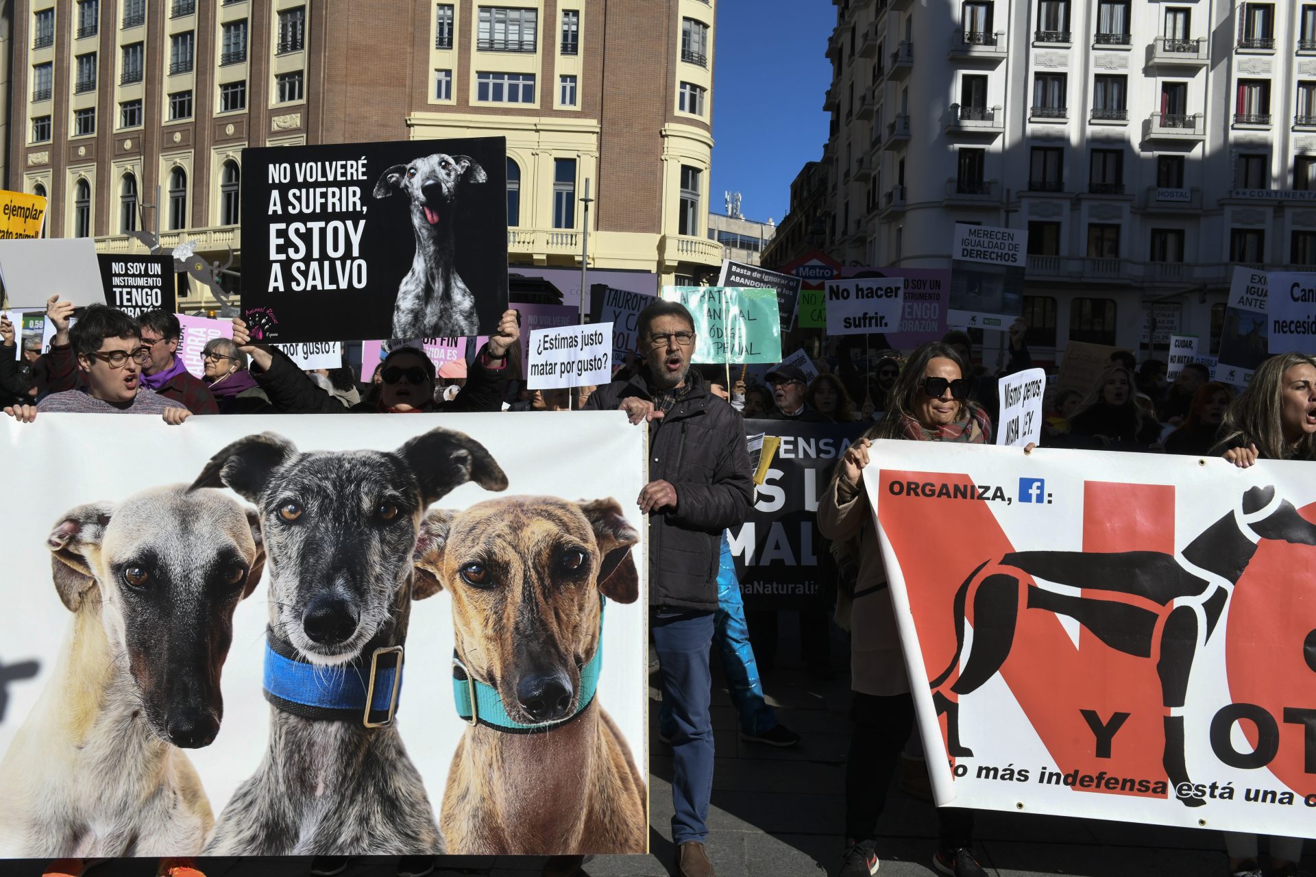 Varias personas participan en Madrid en la manifestación convocada en 45 ciudades por la Plataforma No a la Caza en contra de la Ley de Protección Animal.