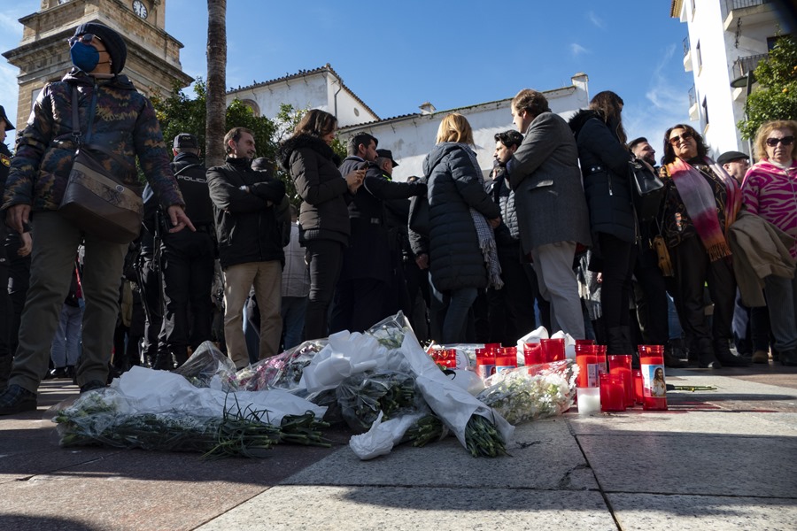 Velas y flores colocadas en el lugar en el que falleció el sacristán de la iglesia de La Palma, asesinado en un ataque yihadista en Algeciras (Cádiz).