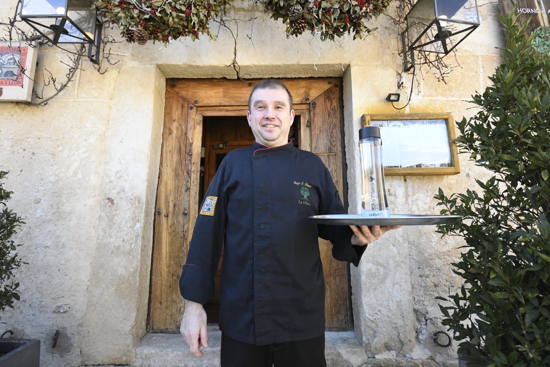 El dueño del restaurante La Olma de Pedraza, que ofrece agua del grifo gratis pero cobra 4,5 euros por servirla.