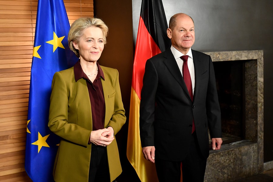 La presidenta de la Comisión Europea, Ursula von der Leyen y el canciller alemán, Olaf Scholz, hoy durante la conferencia de Múnich. 