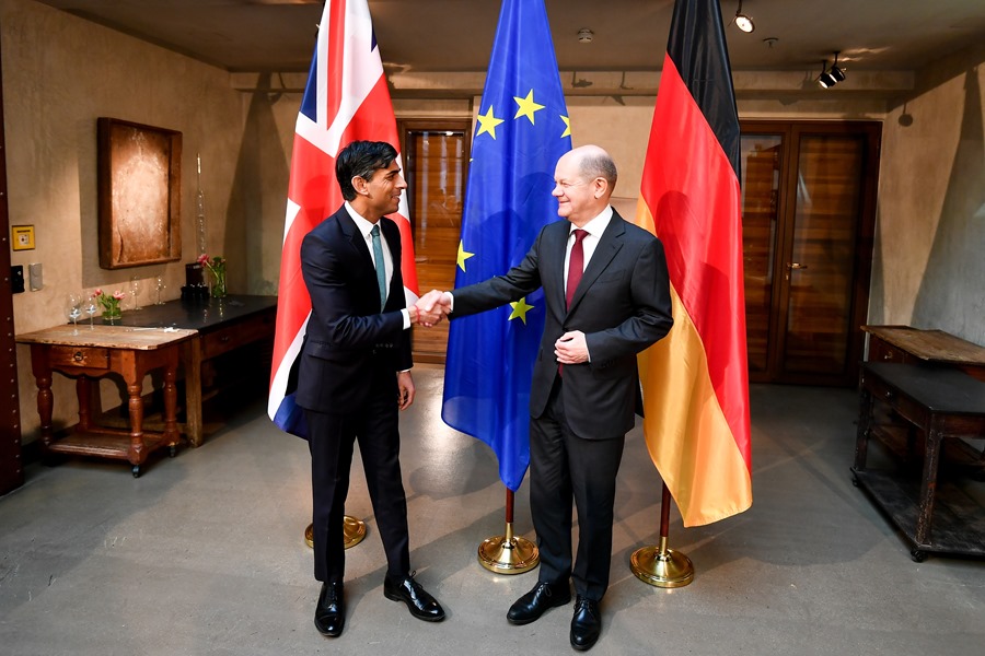 El primer ministro británico, Rishi Sunak (i), saluda al canciller alemán, Olaf Scholz , hoy durante la conferencia de Múnich. 