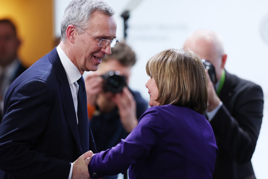 El secretario general de la OTAN, Jens Stoltenberg, habla con Nancy Pelosi, hoy en la conferencia de Múnich. 