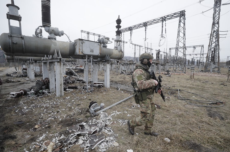 Un soldado de Ucrania controla una zona en Kiev. Importante coste económico para España