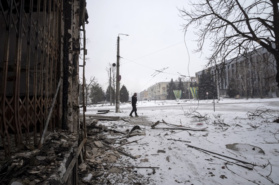 Una persona pasa junto a un edificio destruido por la guerra, en Bakhmut, Ucrania. La guerra provocó un importante coste económico en España