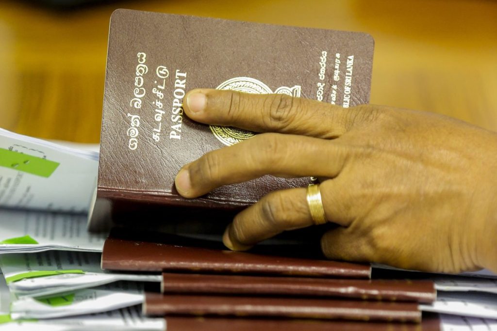 Pasaportes en el Departamento de Inmigración y Emigración en Colombo. Emigración para hacer frente a la crisis en Sri Lanka