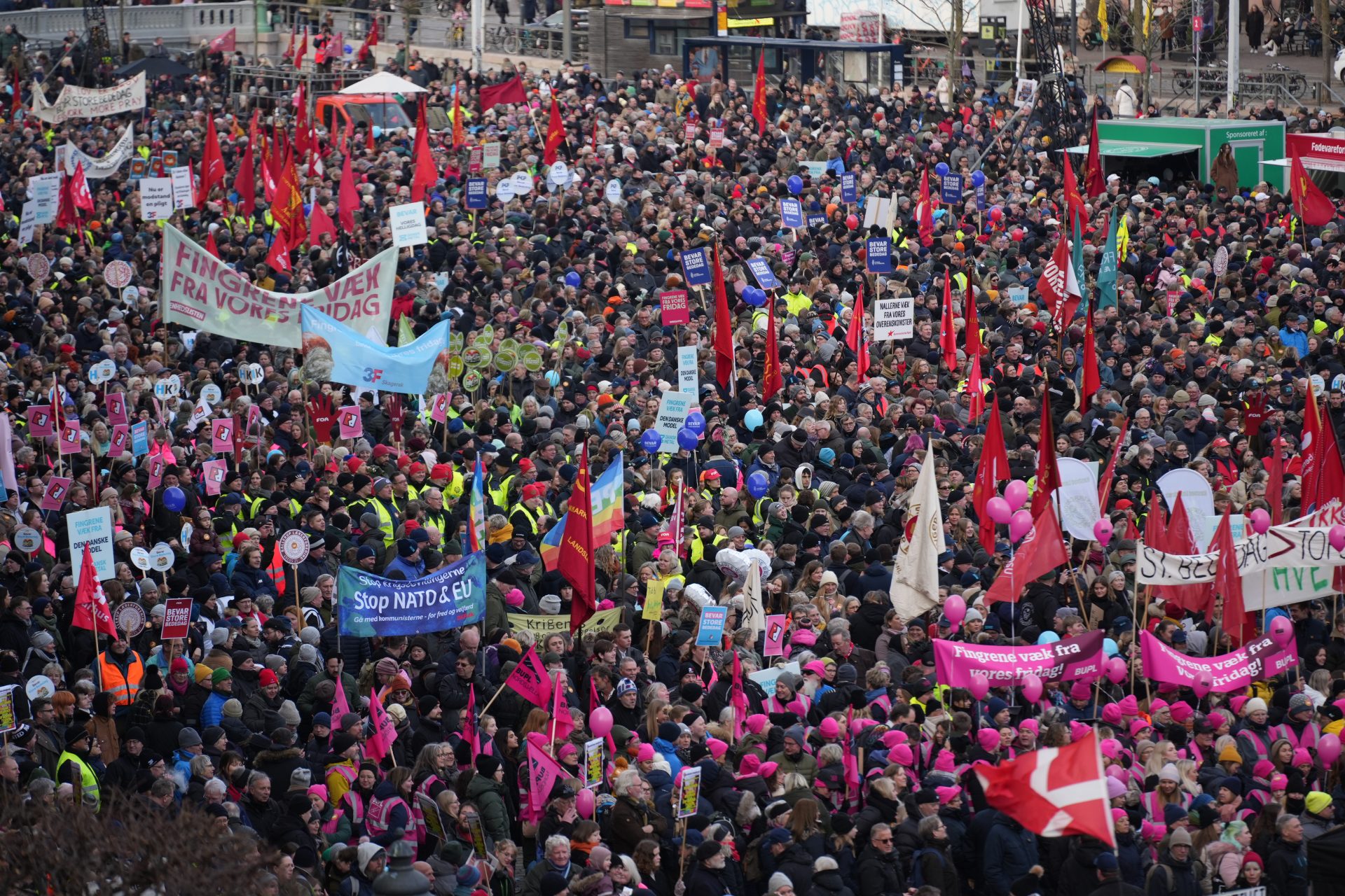 Manifestantes se reúnen en la plaza Christiansborg frente al Parlamento danés en Copenhague, Dinamarca, para exigir que el gobierno desista de su plan de quitar un festivo para aumentar la recaudación y destinarlo a Defensa.