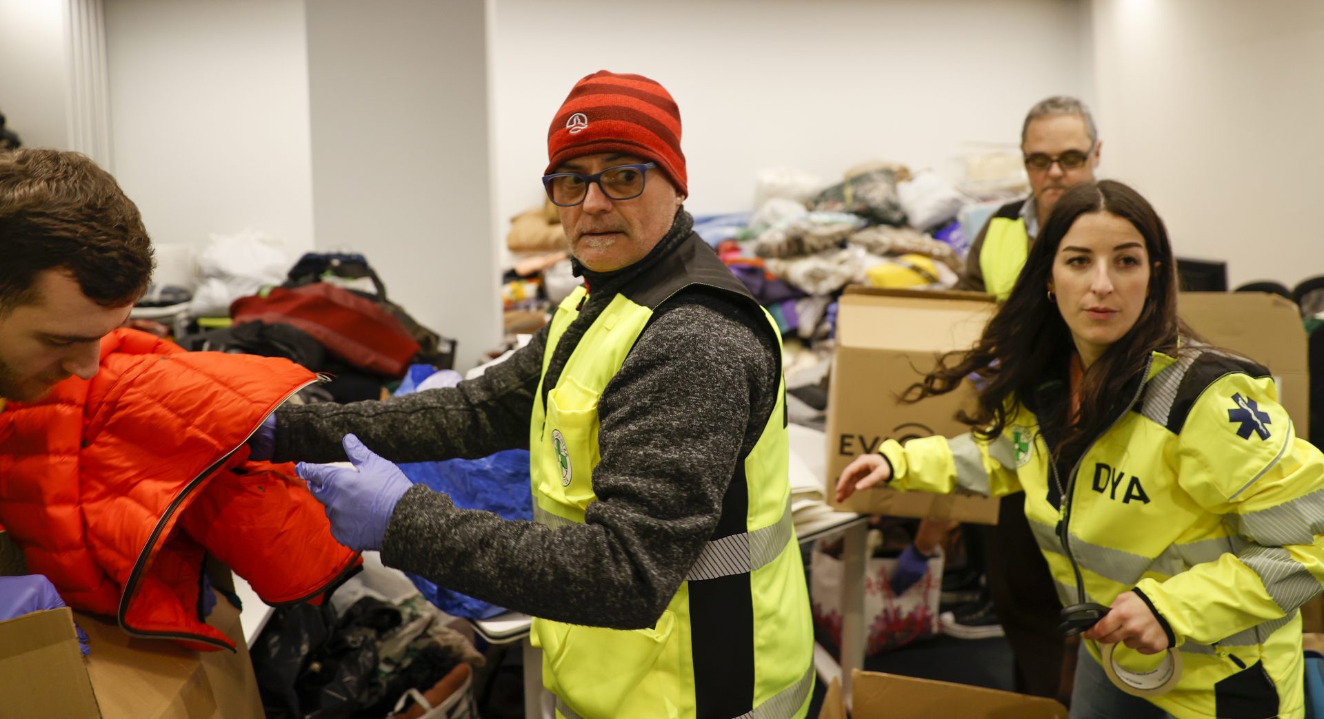 Voluntarios de la DYA de Bizkaia recogen ropa de abrigo para los afectados por el terremoto de Turquía y Siria. EFE/Luis Tejido