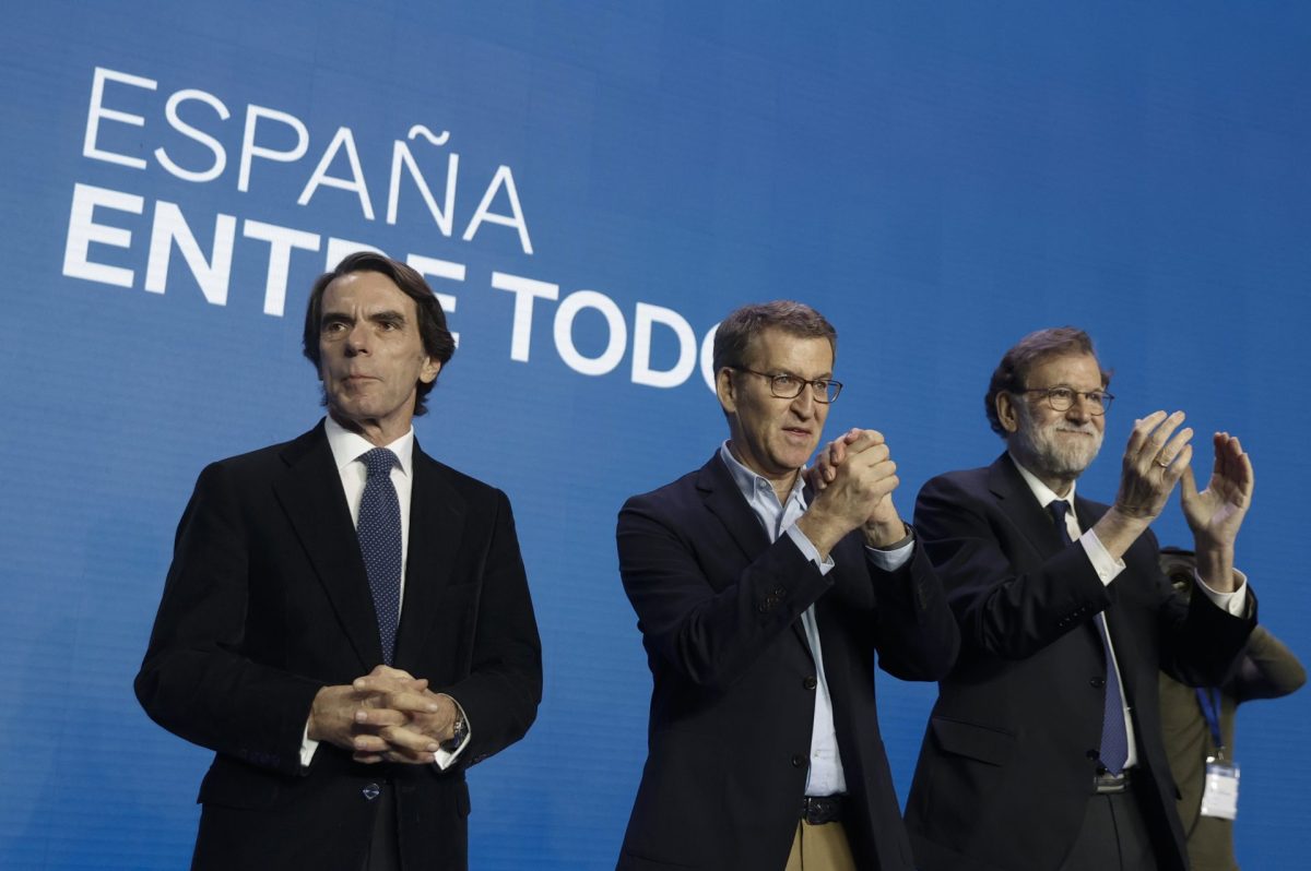El líder del PP, Alberto Núñez Feijóo (c), junto con los expresidentes del gobierno José María Aznar (i) y Mariano Rajoy (d) en un acto de precampaña electoral en Valencia, el pasado mes de febrero.